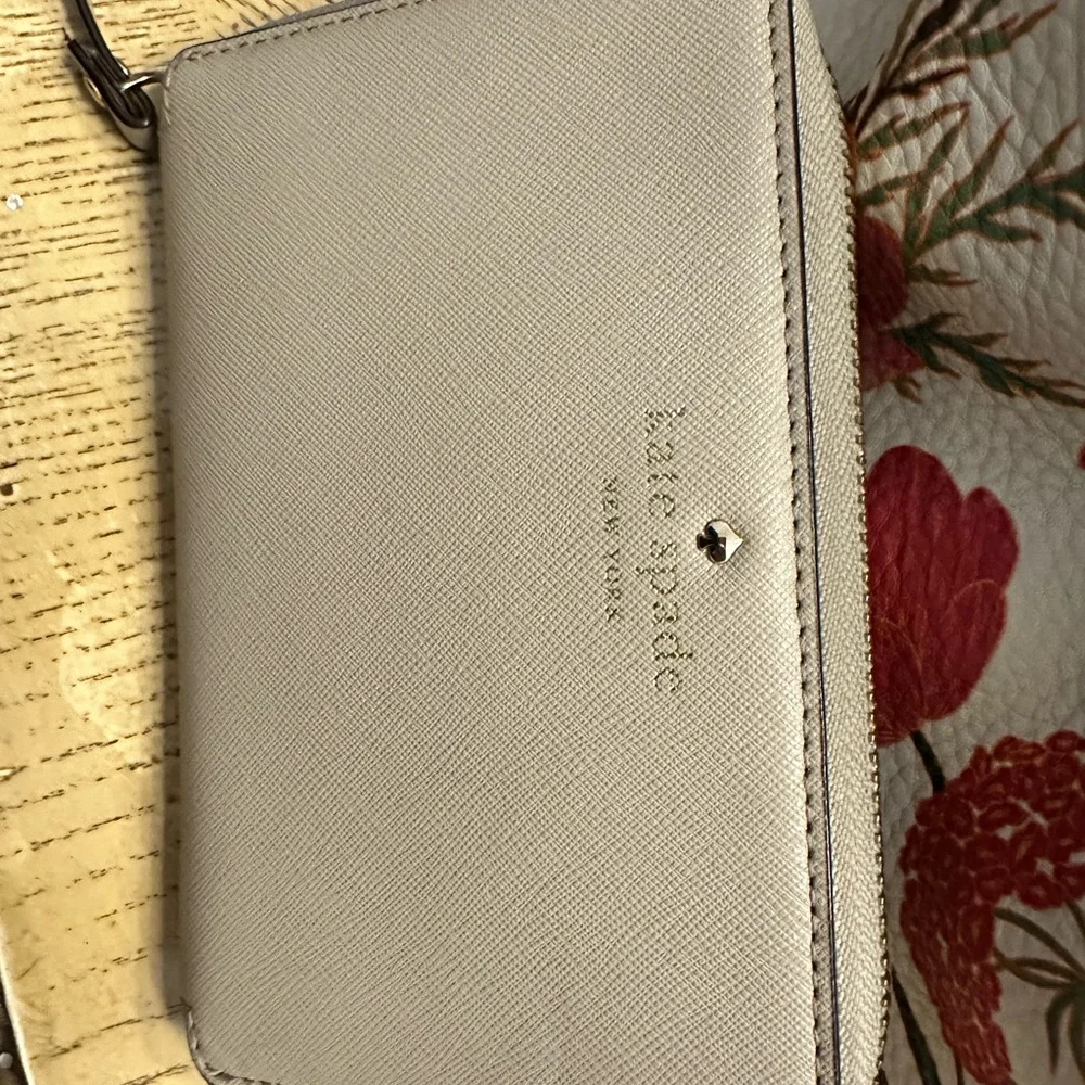 Kate Spade Kingston Drive Vivian Blossom bag and a cream wallet - Picture 4 of 16